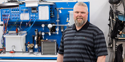 Adult male student in Industrial Tech lab