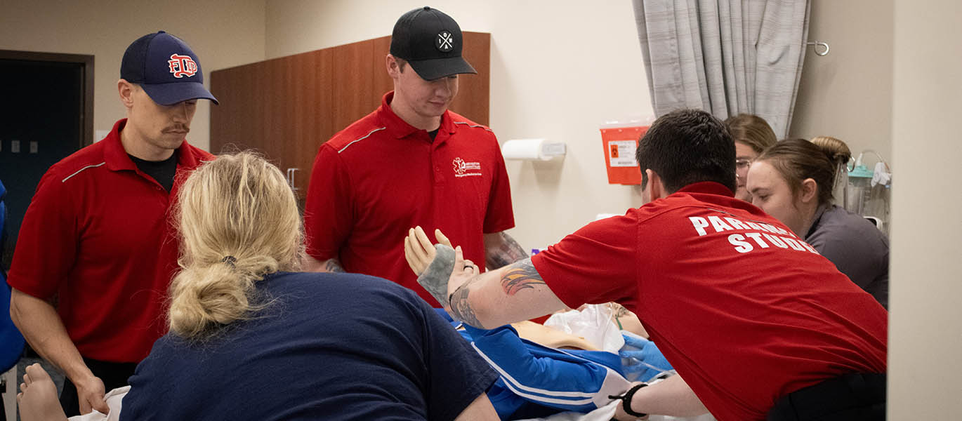 EMT students worth with manikin