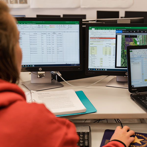 Ag students working on finance plans on the computers